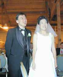smiling_bride_groom.jpg (49652 bytes)