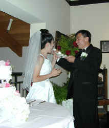 tom_feeding_lydia_cake.jpg (53756 bytes)
