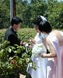 tom_lydia_trying_the_ring.jpg (84635 bytes)